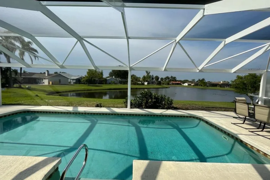 Panoramic screen enclosure