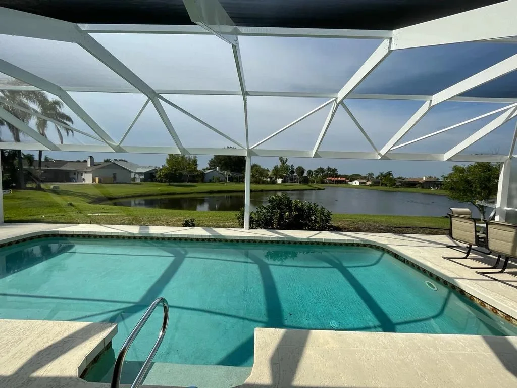 Panoramic screen enclosure